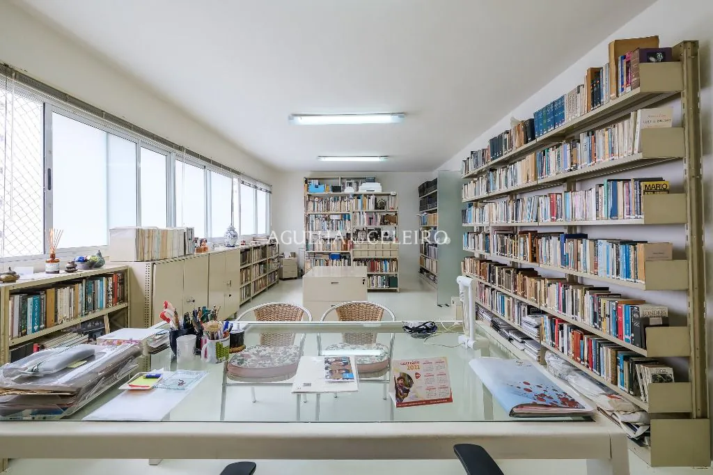 Venda/Itaim: Ampla cobertura em rua tranquila. – CO0888