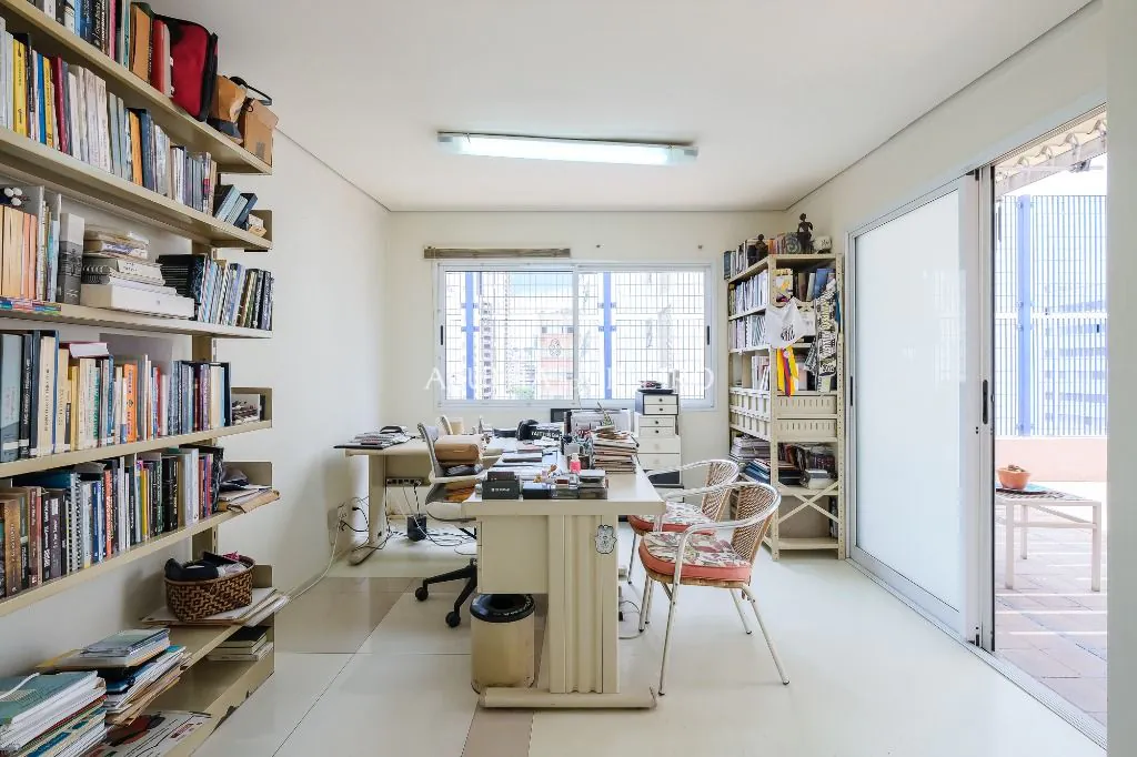 Venda/Itaim: Ampla cobertura em rua tranquila. – CO0888