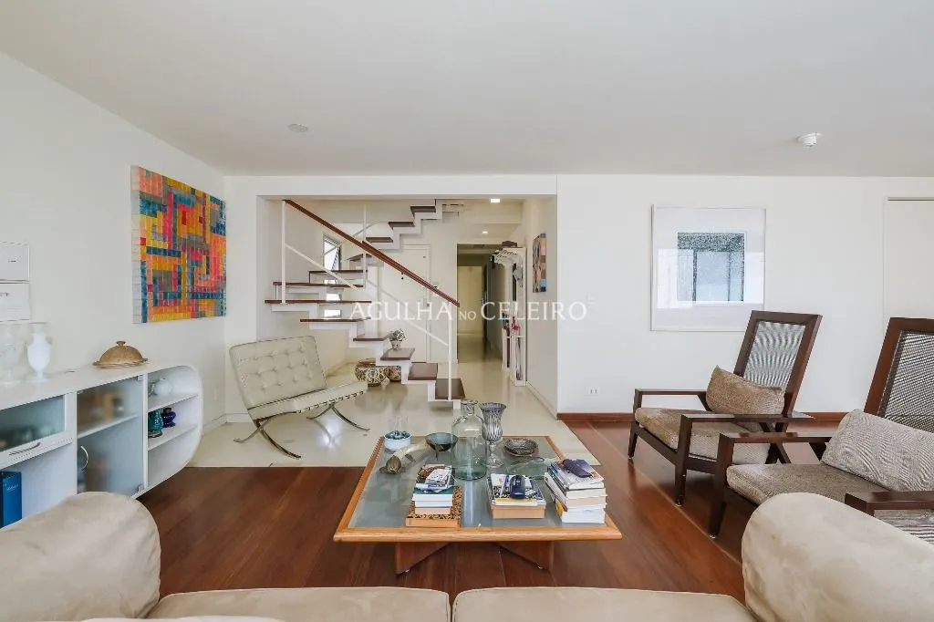 Venda/Itaim: Ampla cobertura em rua tranquila. – CO0888