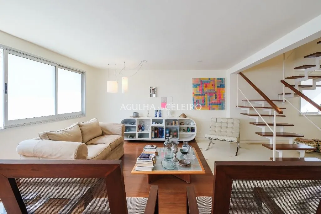 Venda/Itaim: Ampla cobertura em rua tranquila. – CO0888