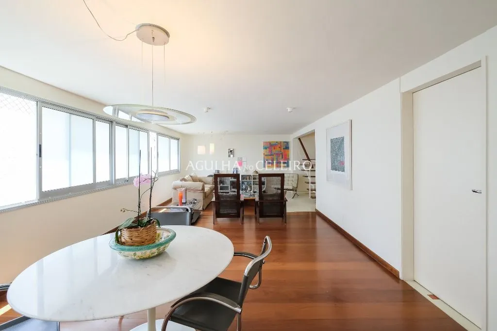 Venda/Itaim: Ampla cobertura em rua tranquila. – CO0888