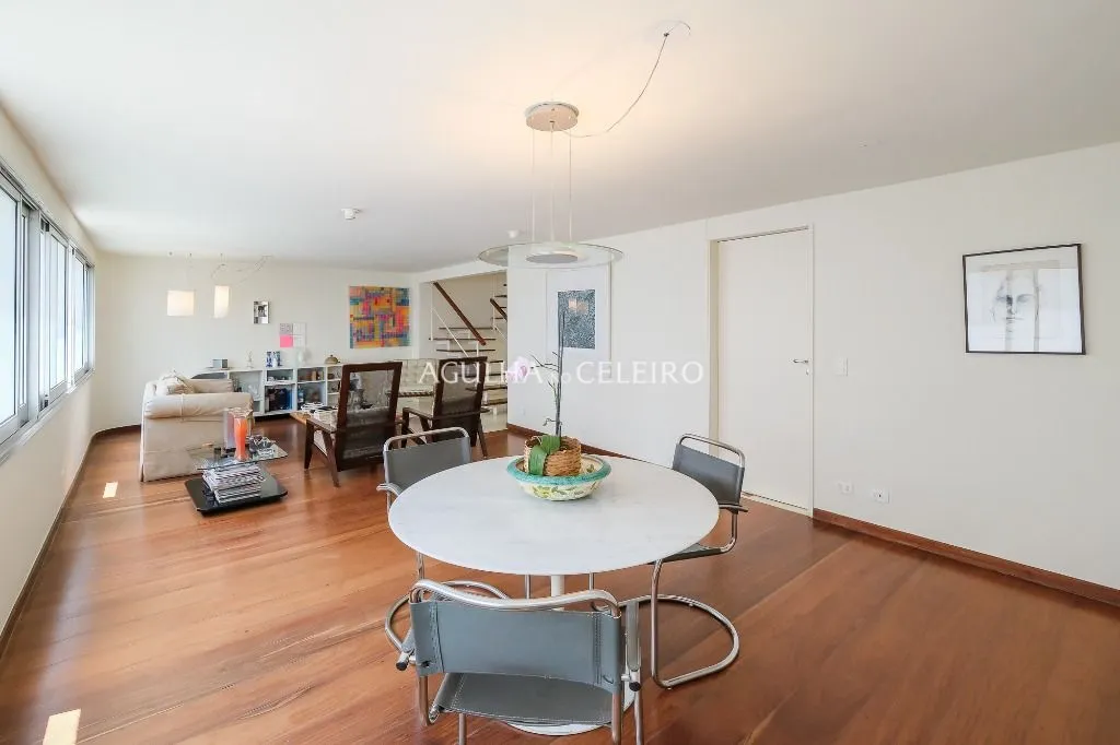 Venda/Itaim: Ampla cobertura em rua tranquila. – CO0888