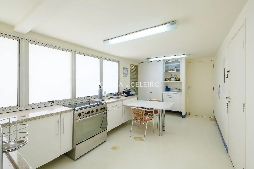 Venda/Itaim: Ampla cobertura em rua tranquila. – CO0888