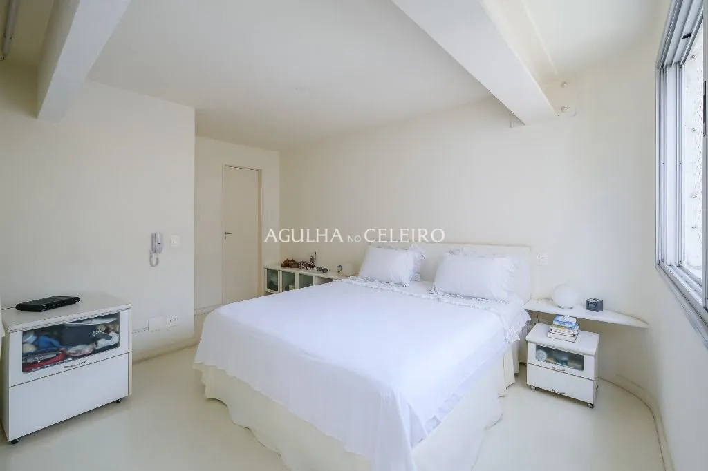 Venda/Itaim: Ampla cobertura em rua tranquila. – CO0888