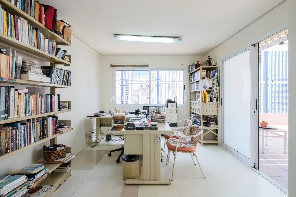 Venda/Itaim: Ampla cobertura em rua tranquila. – CO0888