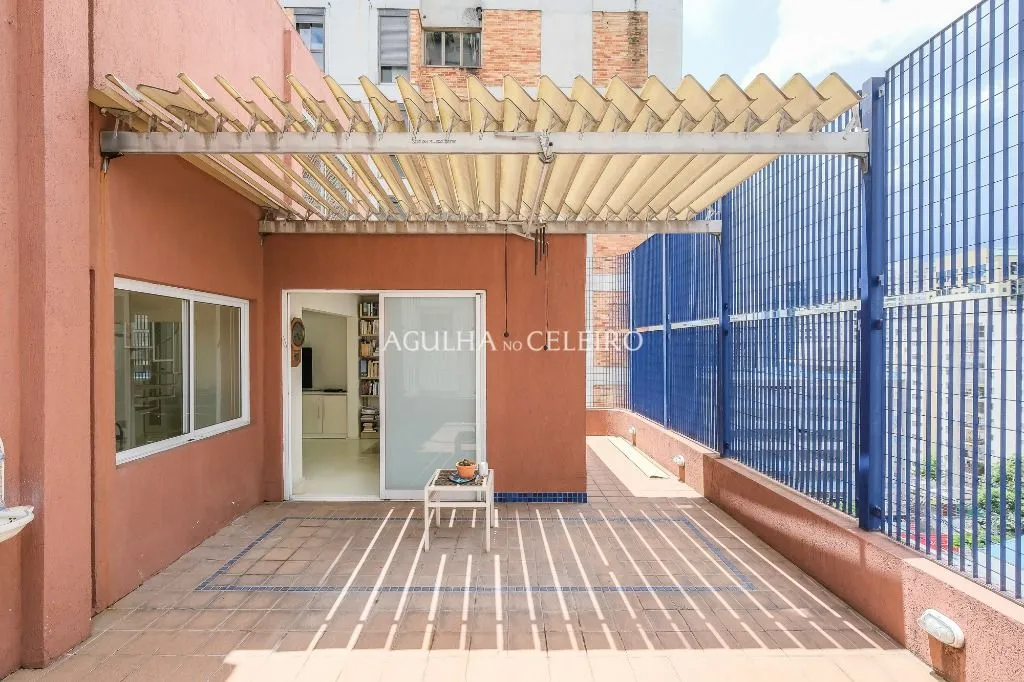 Venda/Itaim: Ampla cobertura em rua tranquila. – CO0888