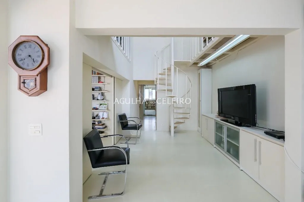 Venda/Itaim: Ampla cobertura em rua tranquila. – CO0888