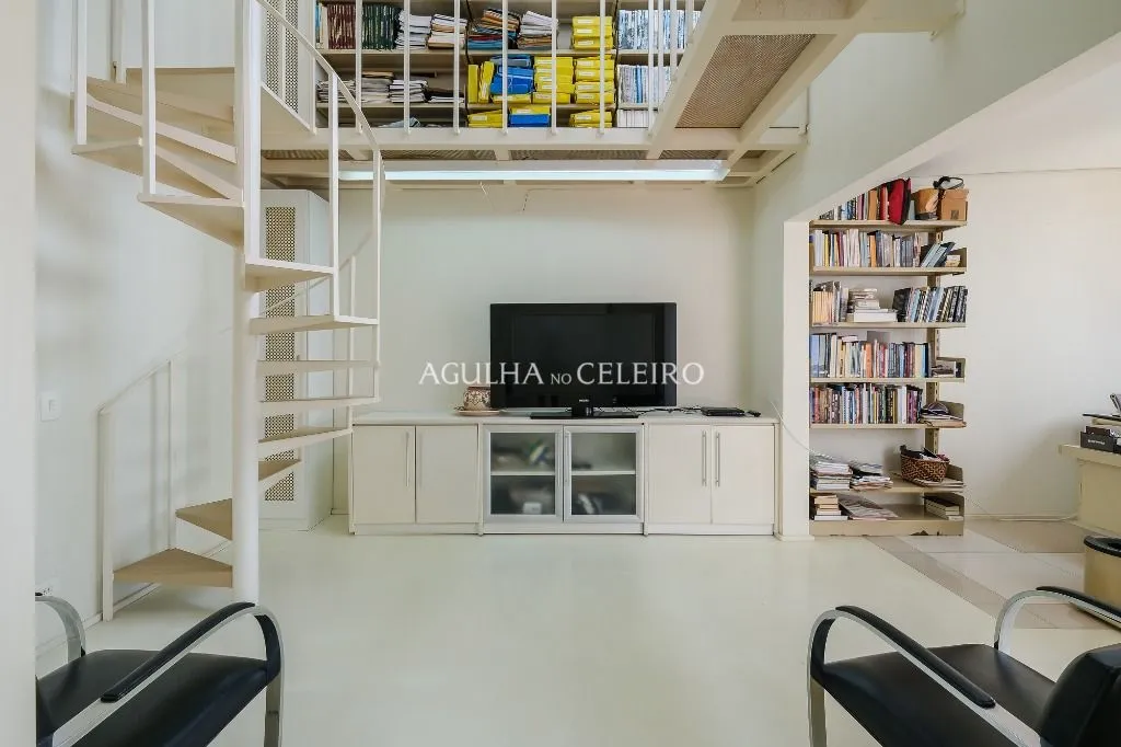 Venda/Itaim: Ampla cobertura em rua tranquila. – CO0888