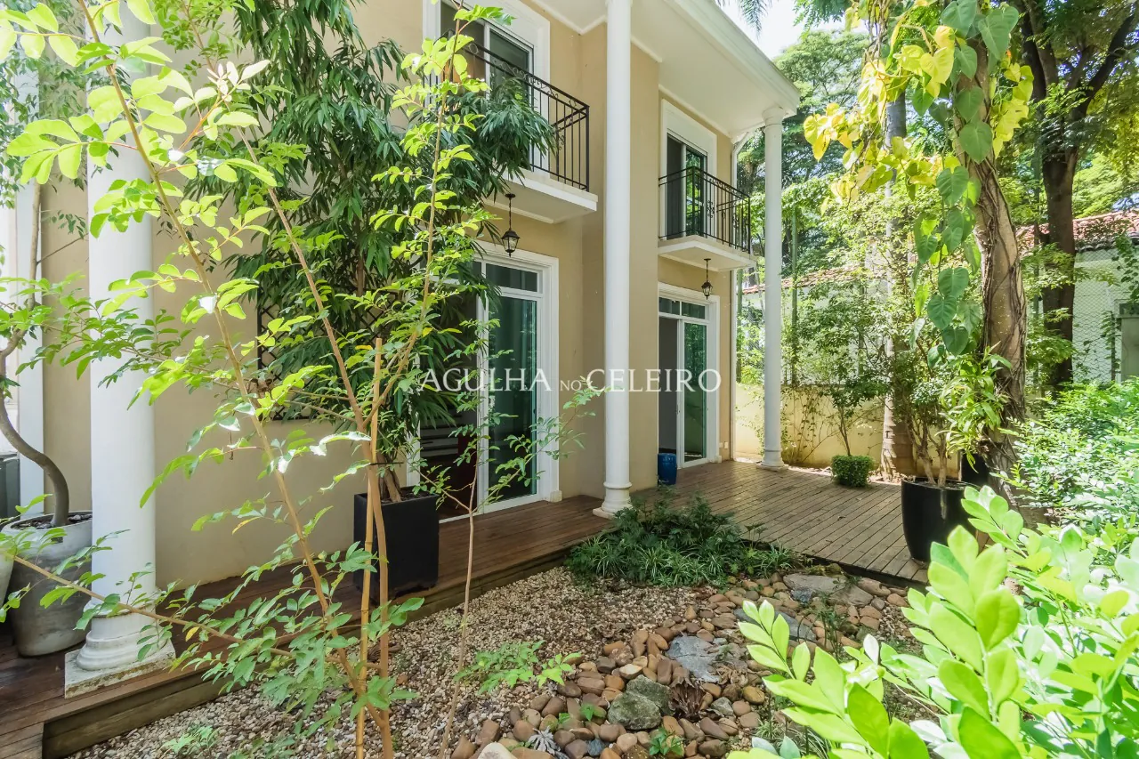 Venda/Campo Belo: casa clássica em condomínio desejado! – CA1295