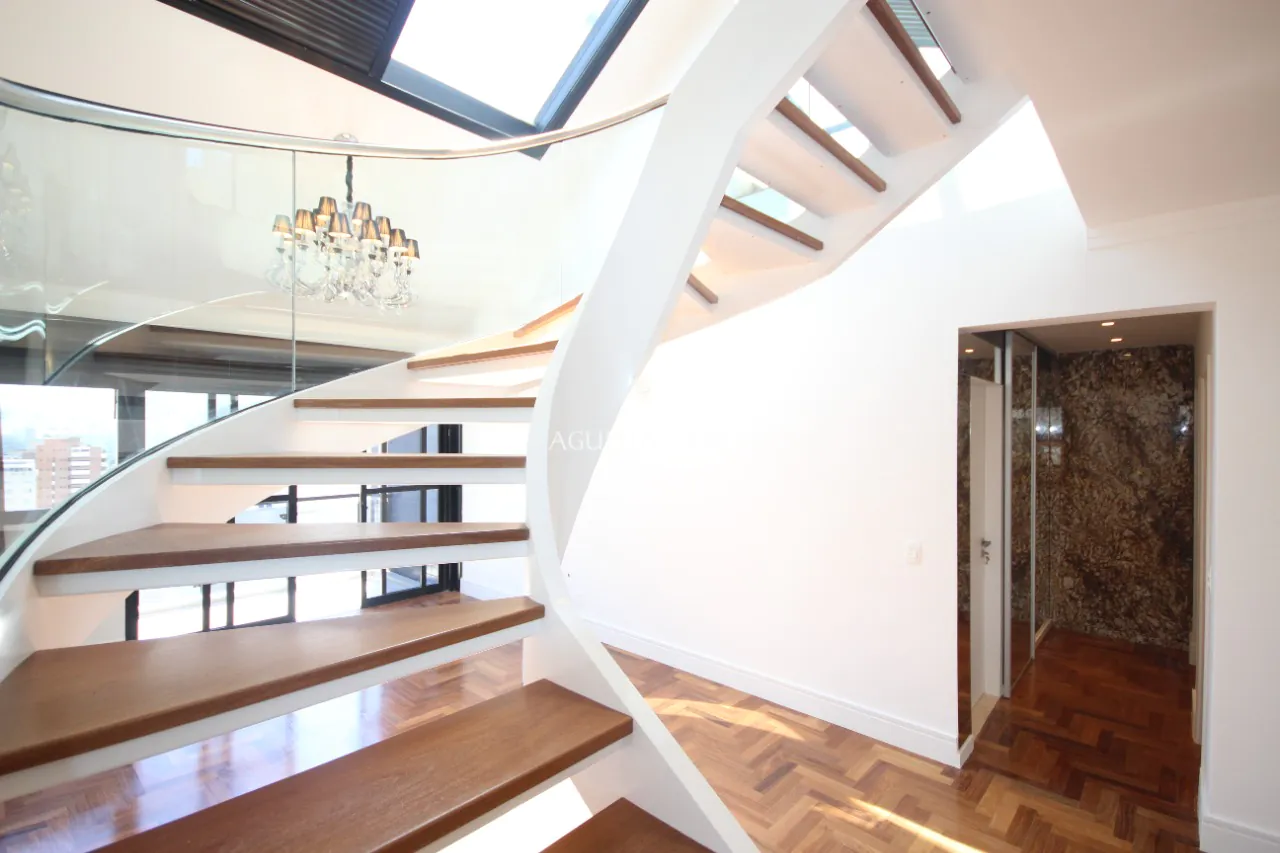 Venda/Moema: Cobertura duplex reformada e fora de rota – CO0343