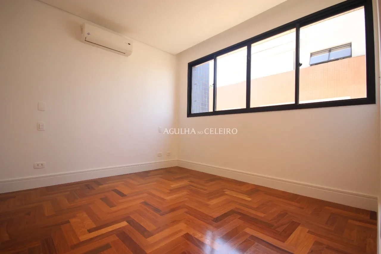 Venda/Moema: Cobertura duplex reformada e fora de rota – CO0343