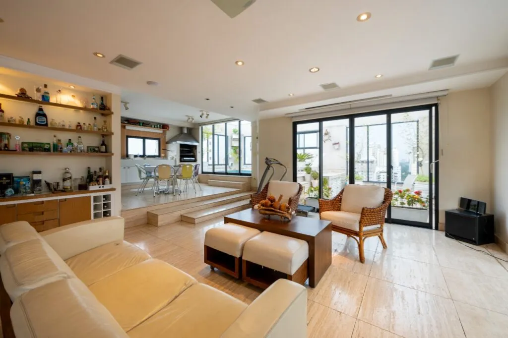 Para aproveitar o sol das manhãs. Apê com living externo à venda no Campo Belo – 12686