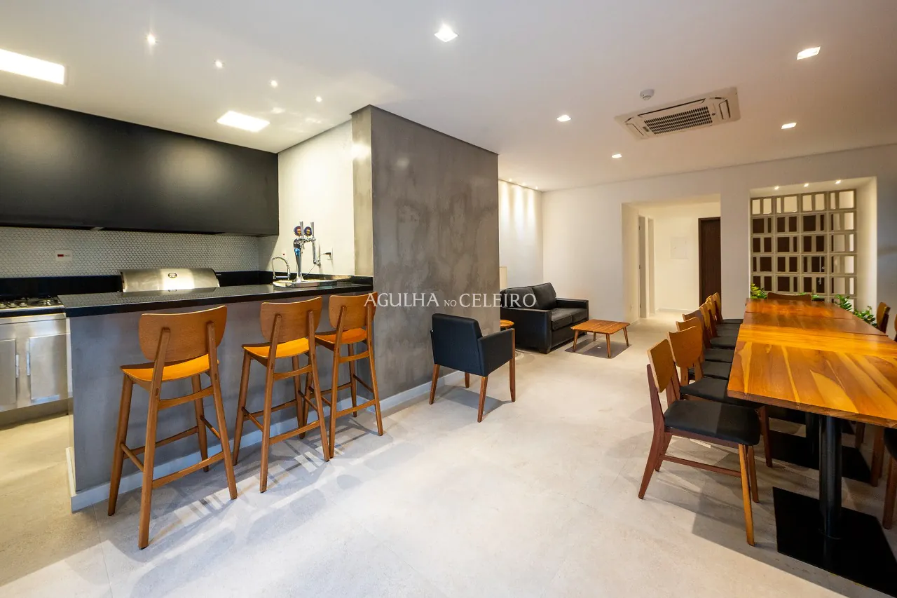 Para aproveitar o sol das manhãs. Apê com living externo à venda no Campo Belo – 12686