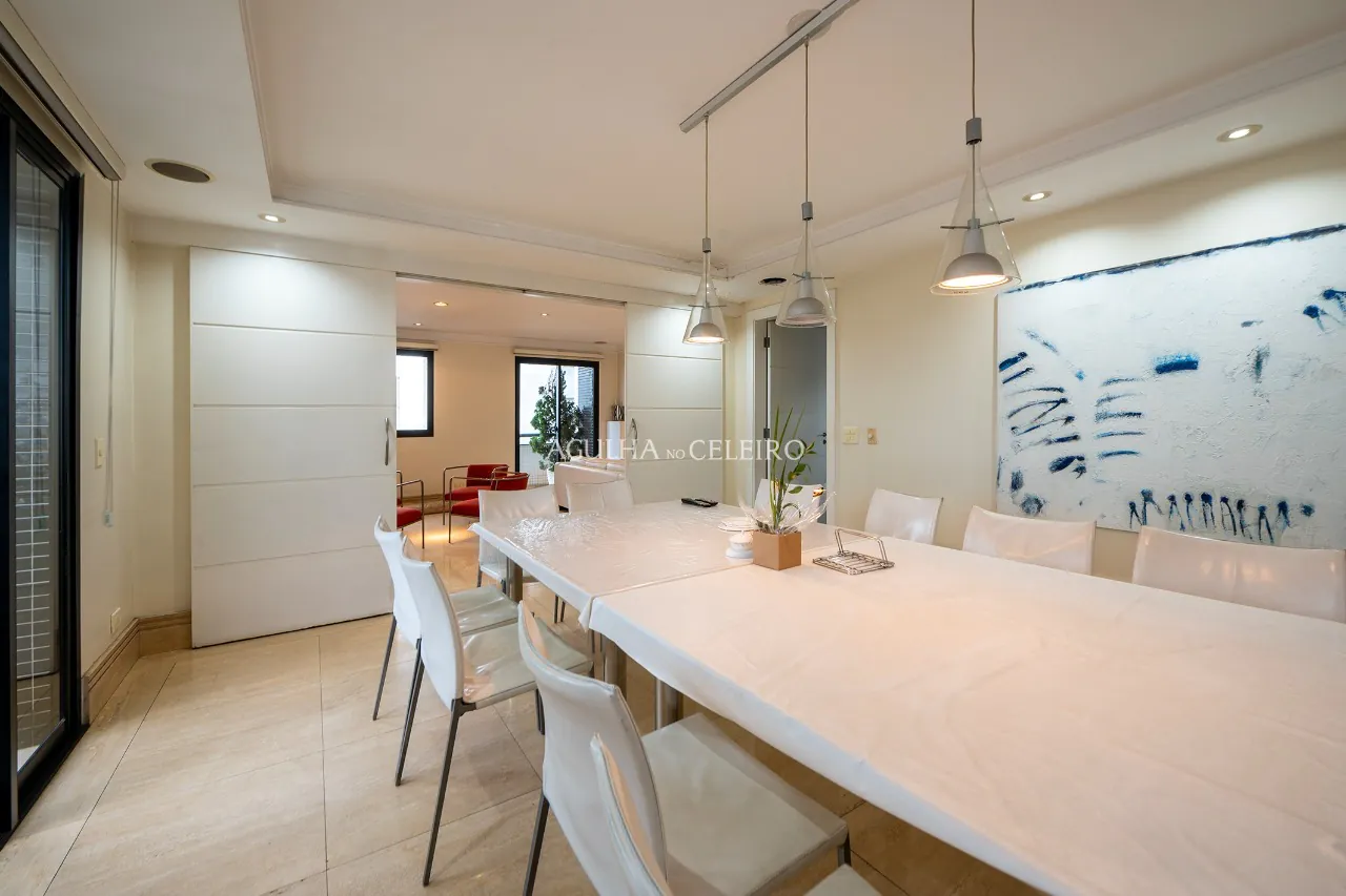 Para aproveitar o sol das manhãs. Apê com living externo à venda no Campo Belo – 12686