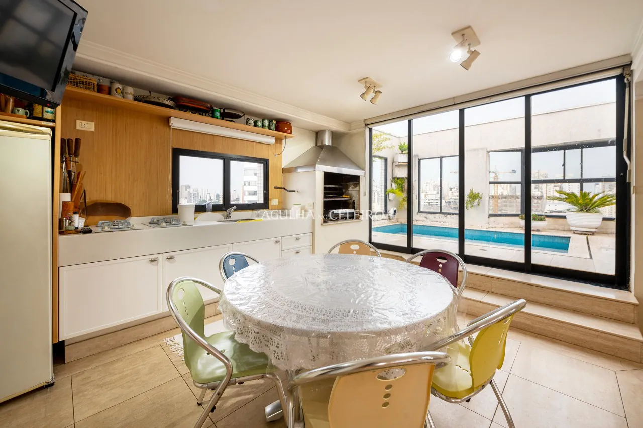 Para aproveitar o sol das manhãs. Apê com living externo à venda no Campo Belo – 12686