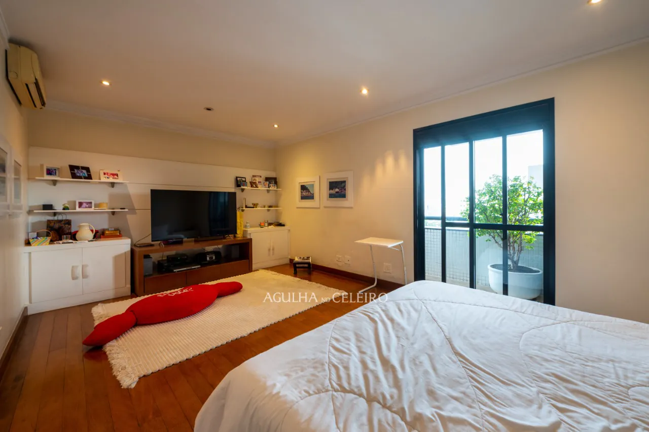 Para aproveitar o sol das manhãs. Apê com living externo à venda no Campo Belo – 12686