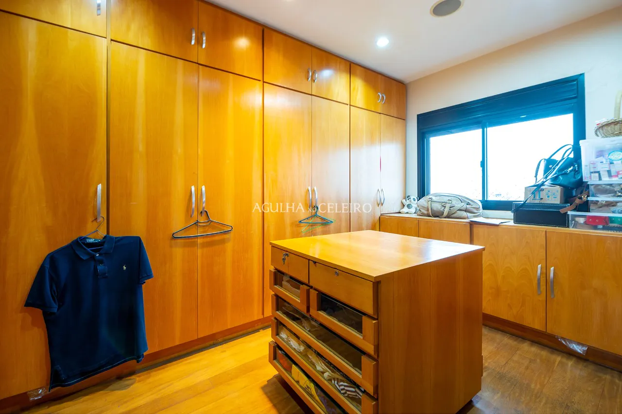 Para aproveitar o sol das manhãs. Apê com living externo à venda no Campo Belo – 12686