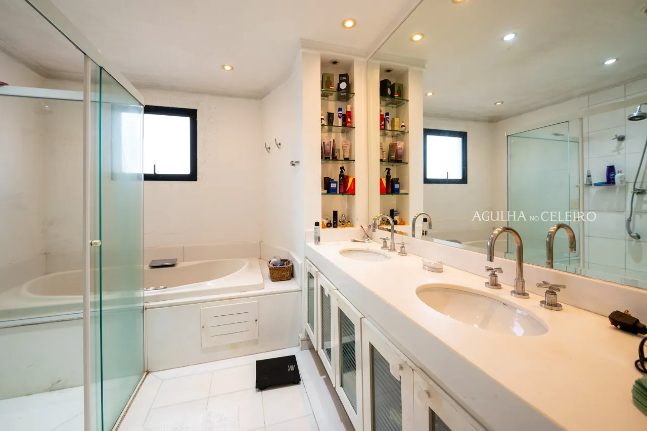 Para aproveitar o sol das manhãs. Apê com living externo à venda no Campo Belo – 12686