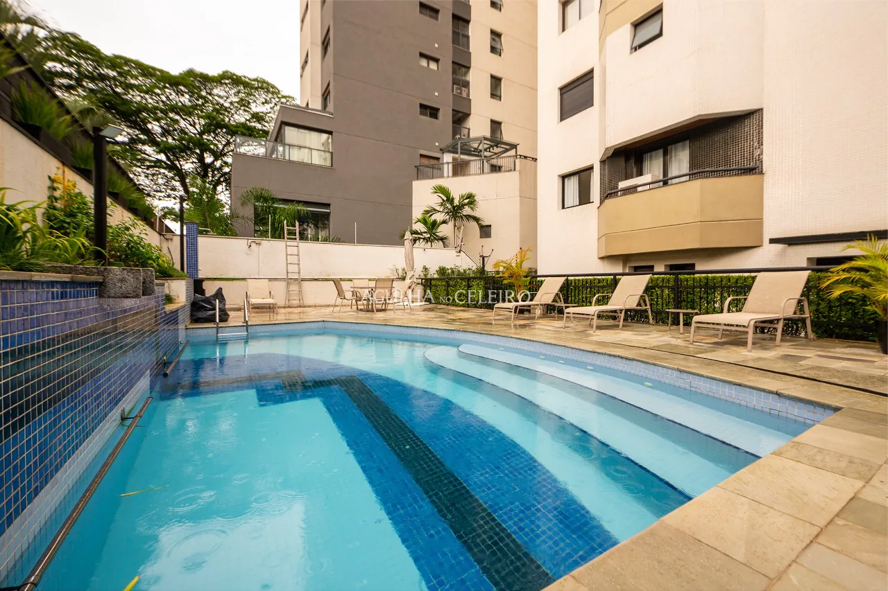 Para aproveitar o sol das manhãs. Apê com living externo à venda no Campo Belo – 12686