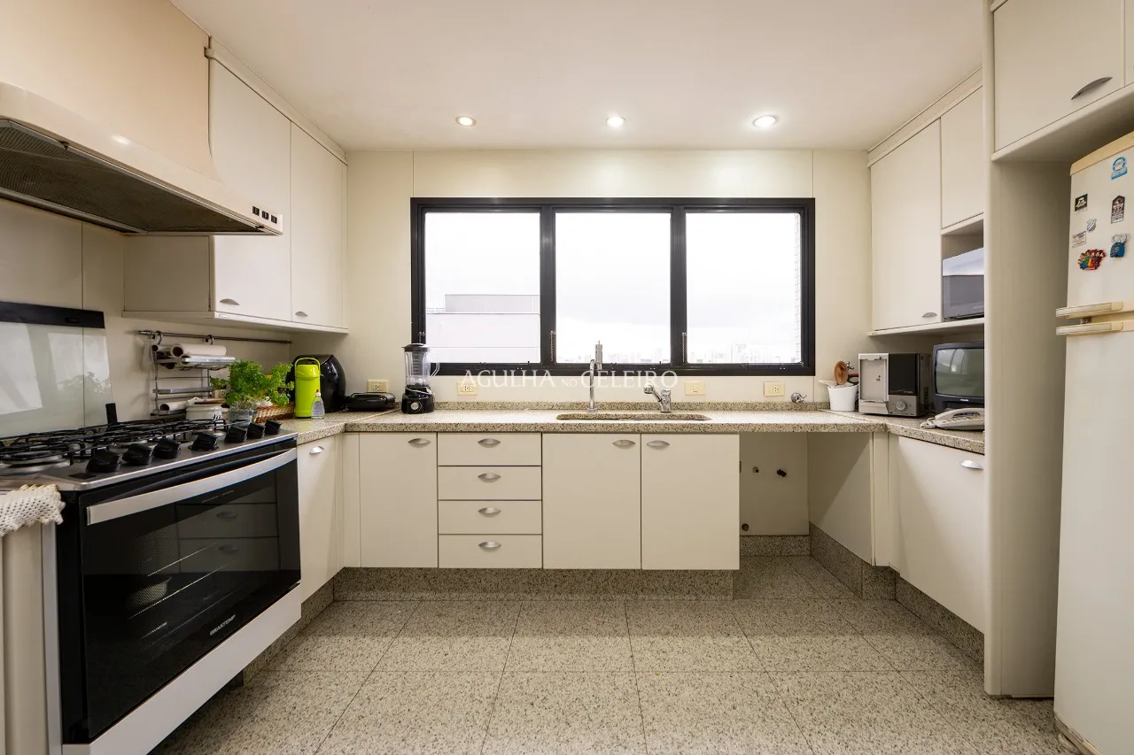 Para aproveitar o sol das manhãs. Apê com living externo à venda no Campo Belo – 12686