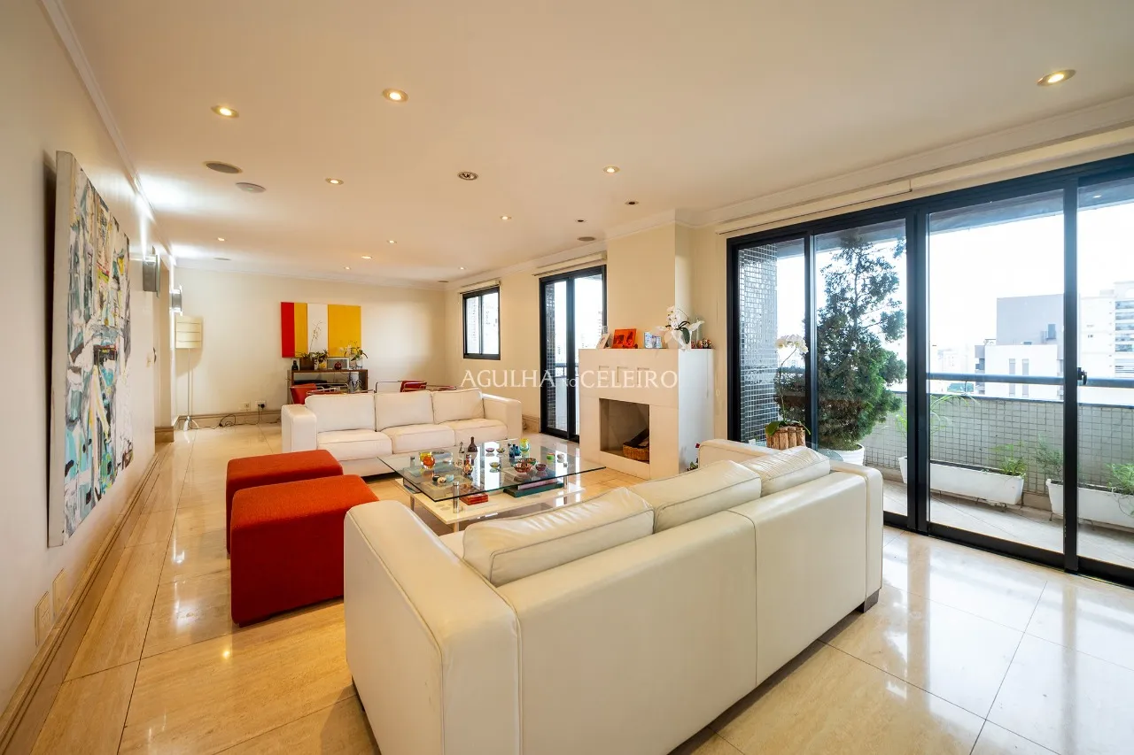 Para aproveitar o sol das manhãs. Apê com living externo à venda no Campo Belo – 12686