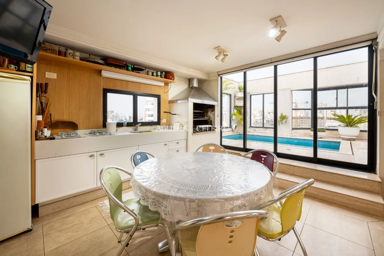 Para aproveitar o sol das manhãs. Apê com living externo à venda no Campo Belo – 12686