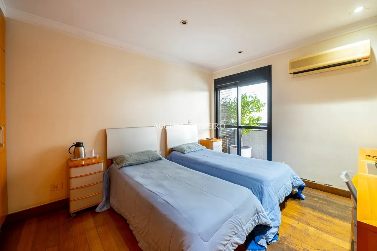 Para aproveitar o sol das manhãs. Apê com living externo à venda no Campo Belo – 12686