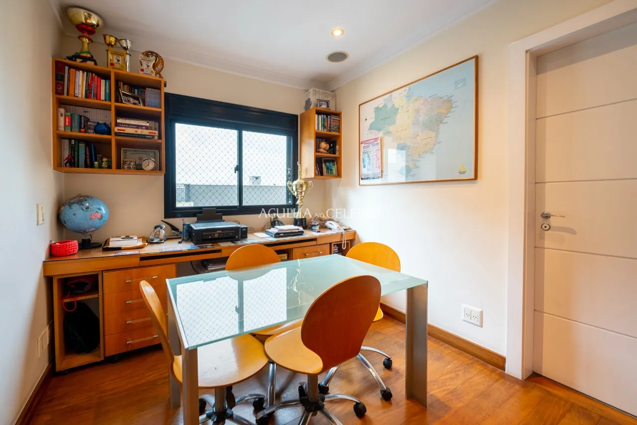 Para aproveitar o sol das manhãs. Apê com living externo à venda no Campo Belo – 12686