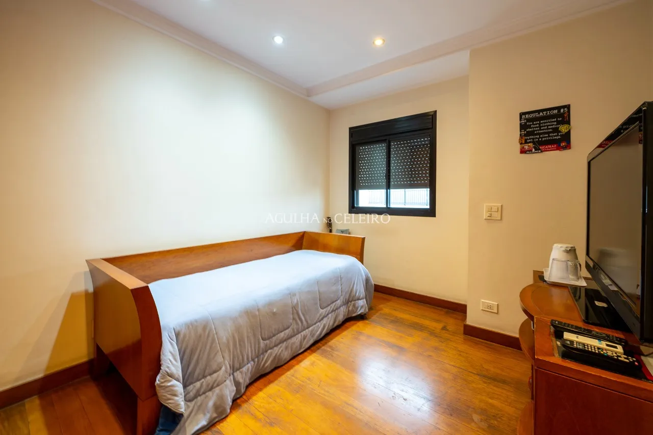 Para aproveitar o sol das manhãs. Apê com living externo à venda no Campo Belo – 12686