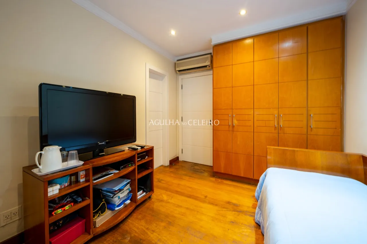 Para aproveitar o sol das manhãs. Apê com living externo à venda no Campo Belo – 12686