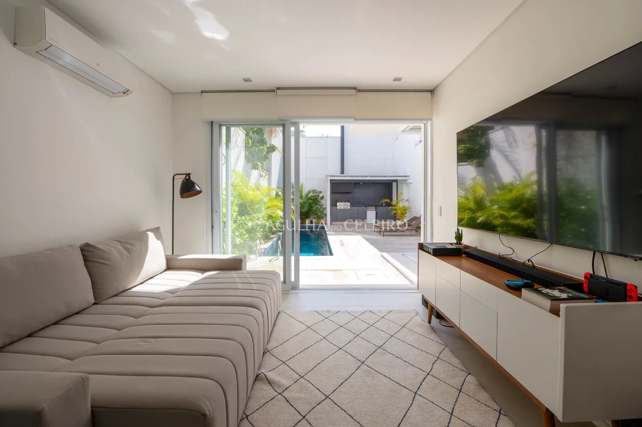 Casa reformada com vista incrível para o parque à venda no Jardim Luzitânia. – 9422