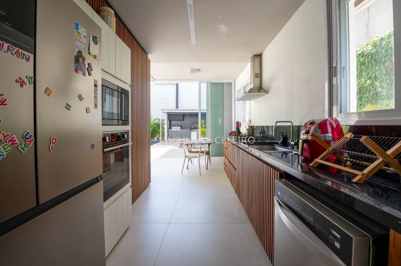 Casa reformada com vista incrível para o parque à venda no Jardim Luzitânia. – 9422