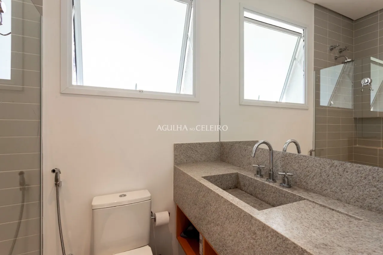 Casa reformada com vista incrível para o parque à venda no Jardim Luzitânia. – 9422