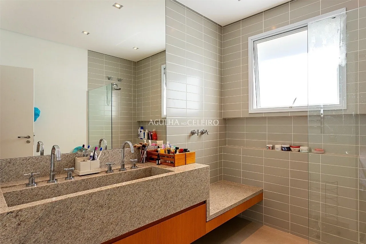 Casa reformada com vista incrível para o parque à venda no Jardim Luzitânia. – 9422