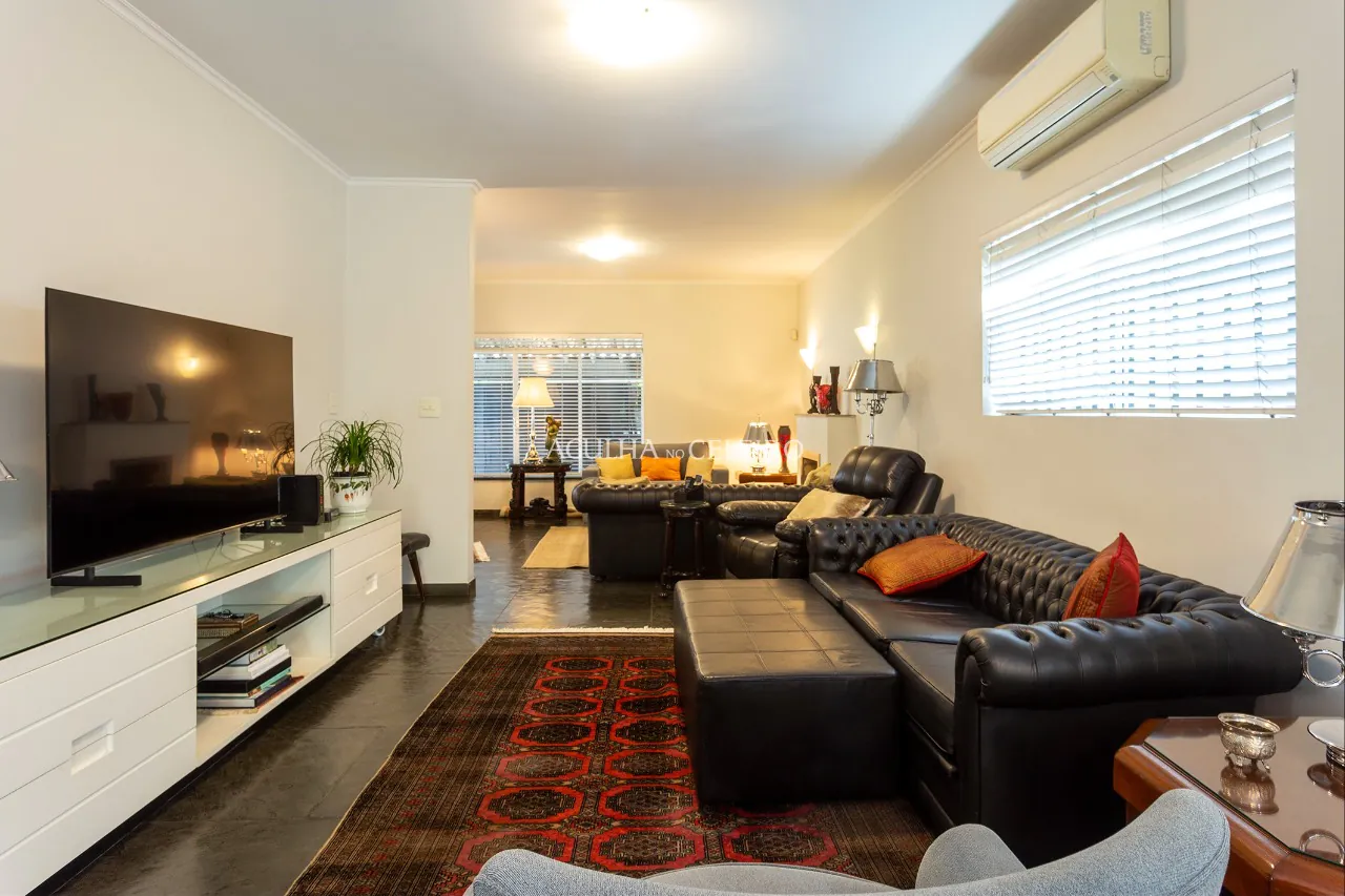 Casa com muito verde em volta no melhor do Jardim Paulistano à venda – 12410