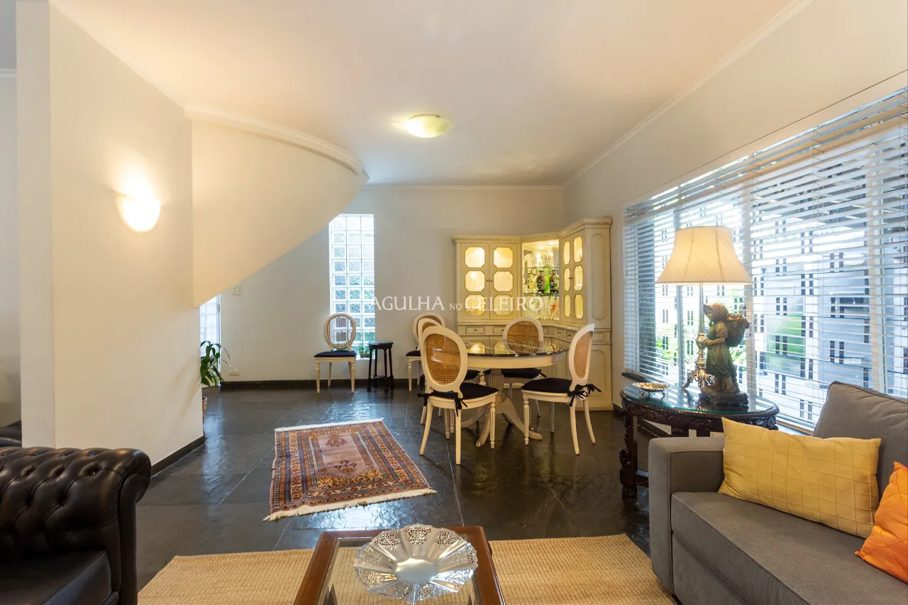 Casa com muito verde em volta no melhor do Jardim Paulistano à venda – 12410