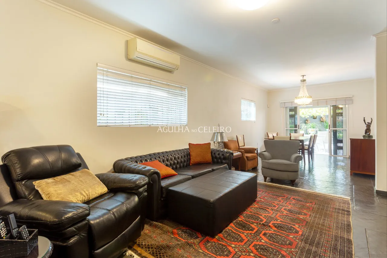 Casa com muito verde em volta no melhor do Jardim Paulistano à venda – 12410