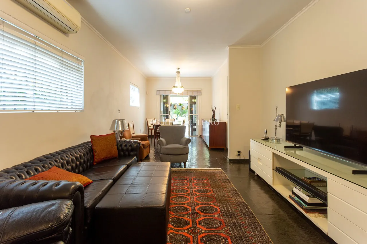 Casa com muito verde em volta no melhor do Jardim Paulistano à venda – 12410