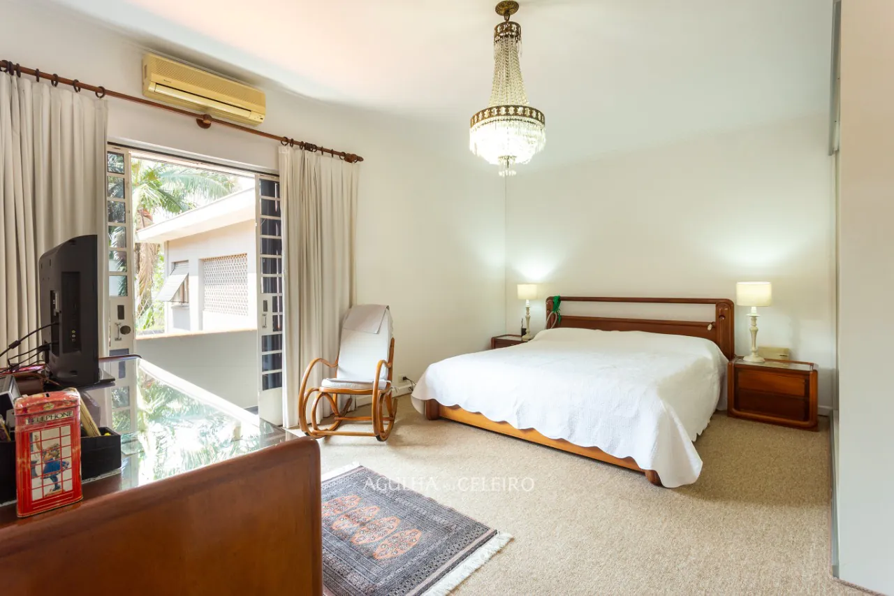 Casa com muito verde em volta no melhor do Jardim Paulistano à venda – 12410