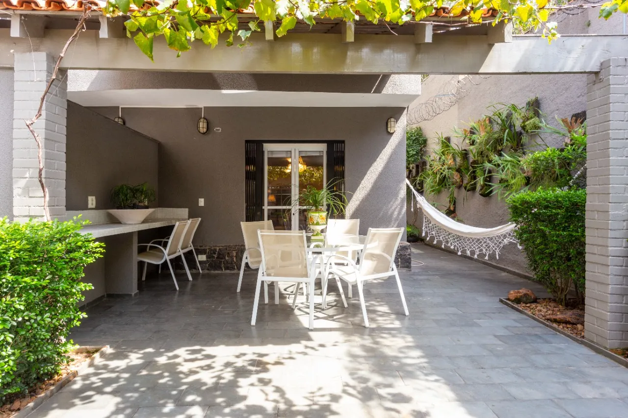 Casa com muito verde em volta no melhor do Jardim Paulistano à venda – 12410