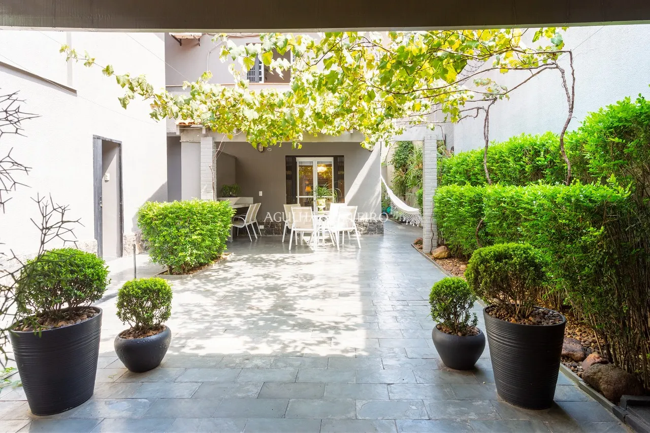 Casa com muito verde em volta no melhor do Jardim Paulistano à venda – 12410