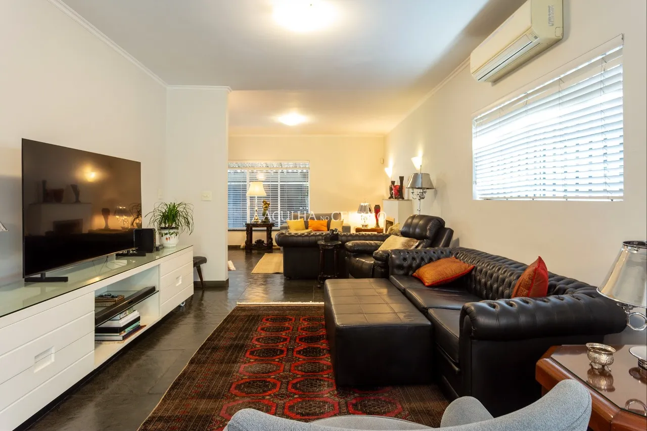 Casa com muito verde em volta no melhor do Jardim Paulistano à venda – 12410