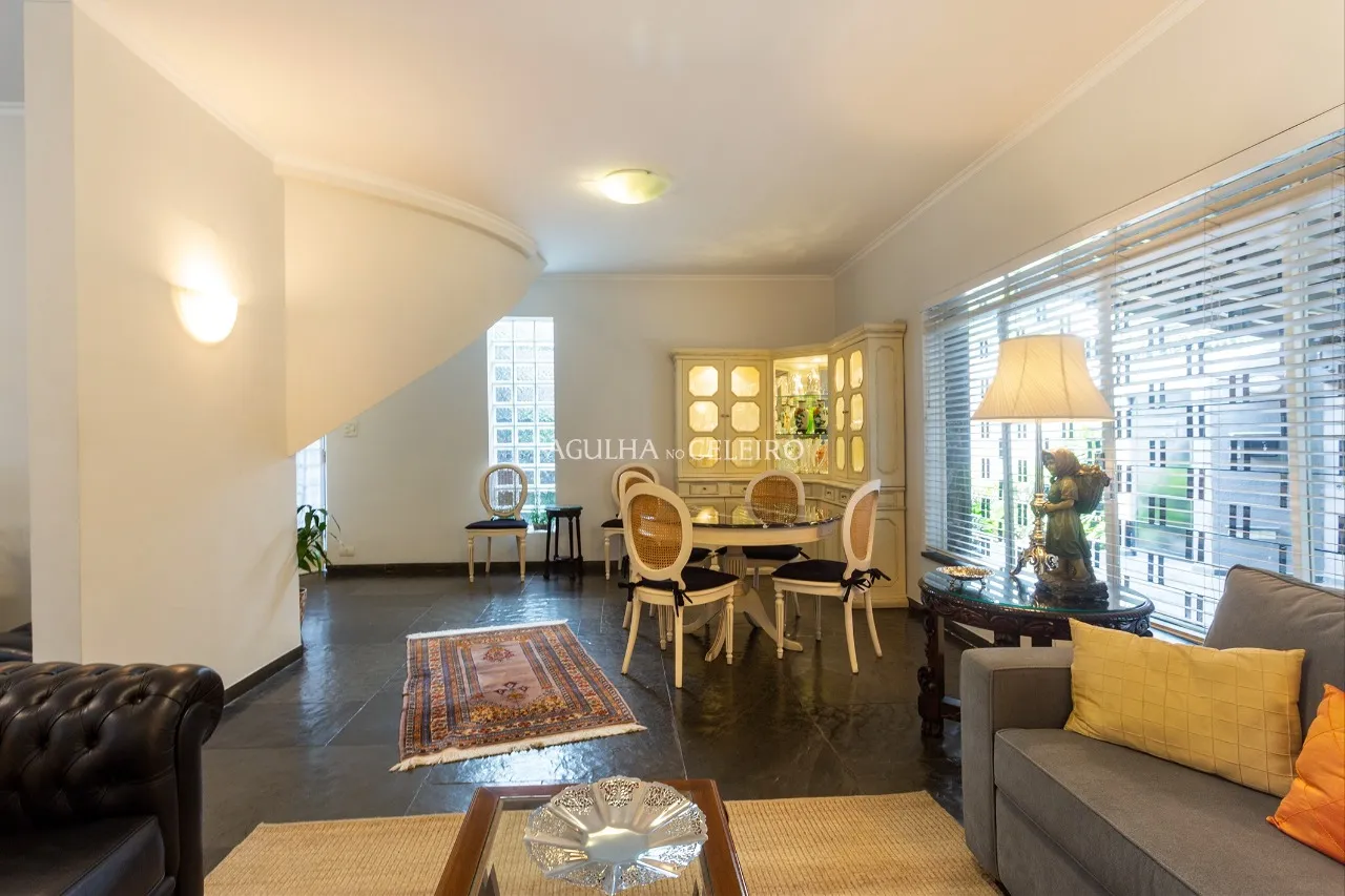 Casa com muito verde em volta no melhor do Jardim Paulistano à venda – 12410