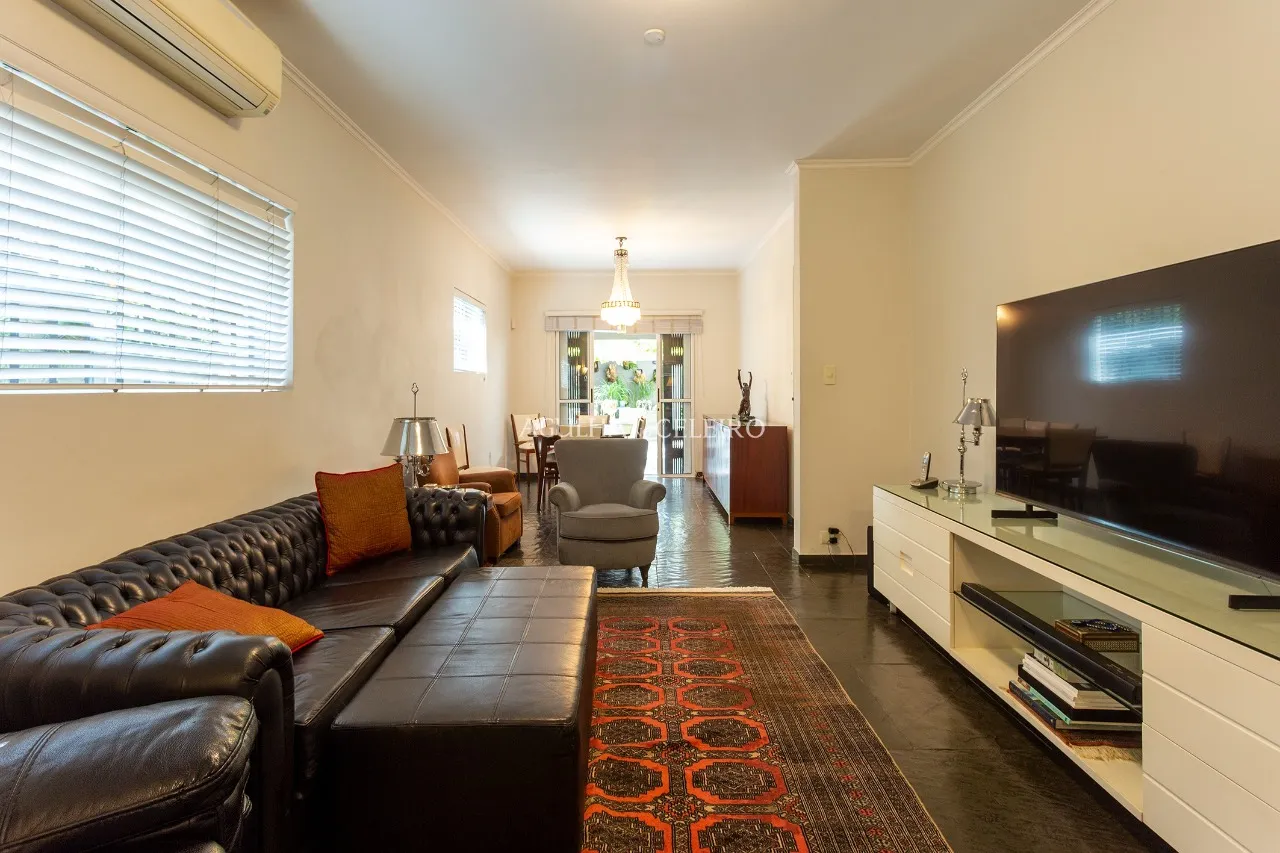 Casa com muito verde em volta no melhor do Jardim Paulistano à venda – 12410