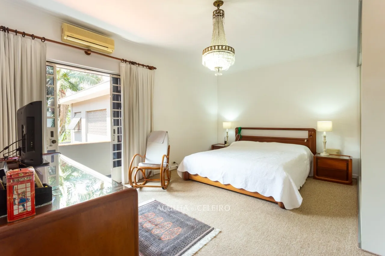 Casa com muito verde em volta no melhor do Jardim Paulistano à venda – 12410