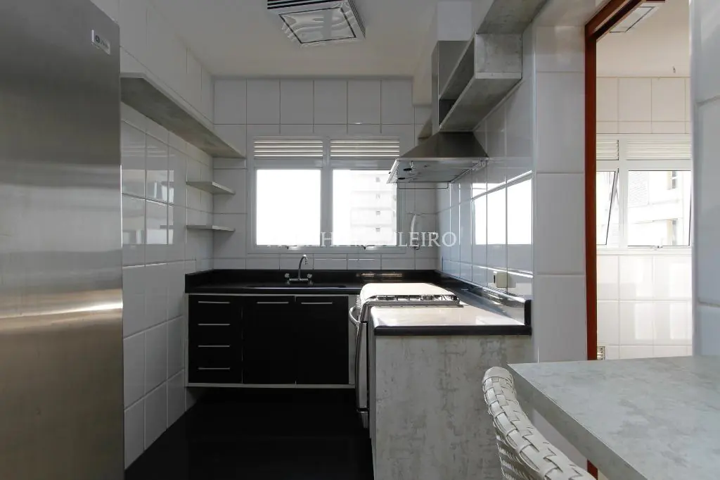 Apartamento a venda na Vila Madalena, varanda gourmet e vista eterna para o verde. – AP2438