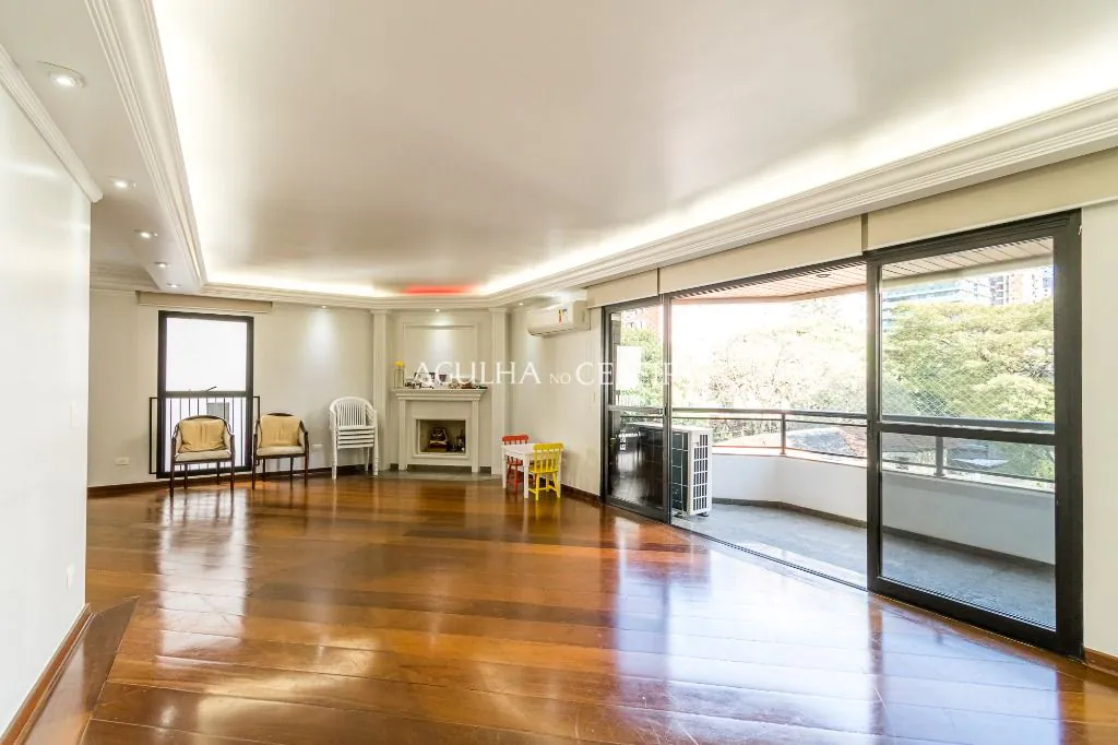 Venda/Moema: 04 suítes no melhor de Moema Pássaros! – AP7001