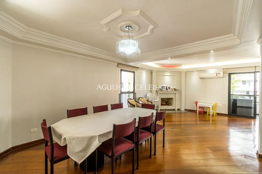 Venda/Moema: 04 suítes no melhor de Moema Pássaros! – AP7001