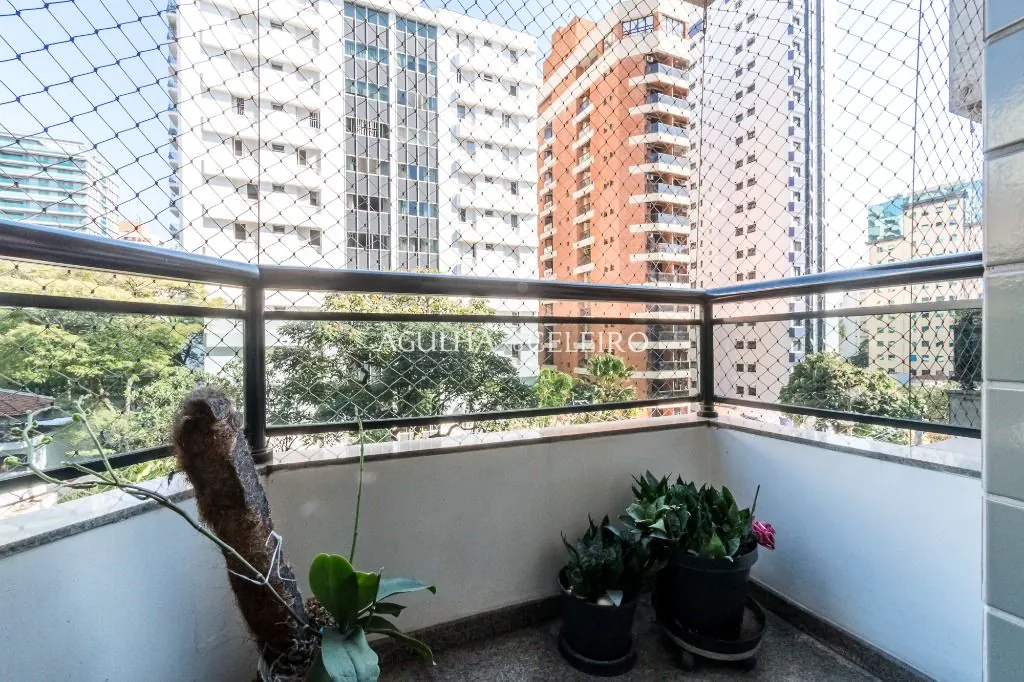 Venda/Moema: 04 suítes no melhor de Moema Pássaros! – AP7001