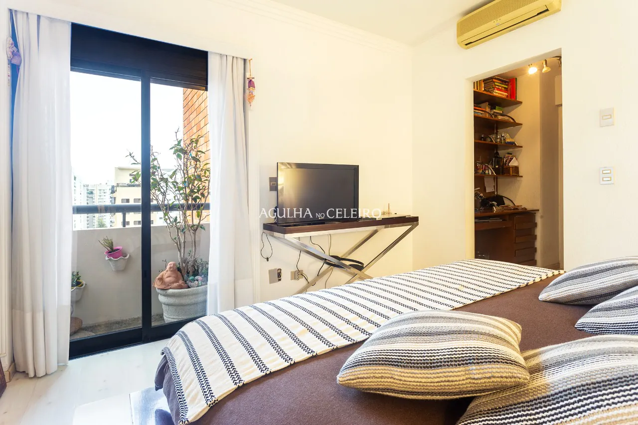 Venda/Moema: Andar alto, amplo e com luminosidade garantida. – 10166